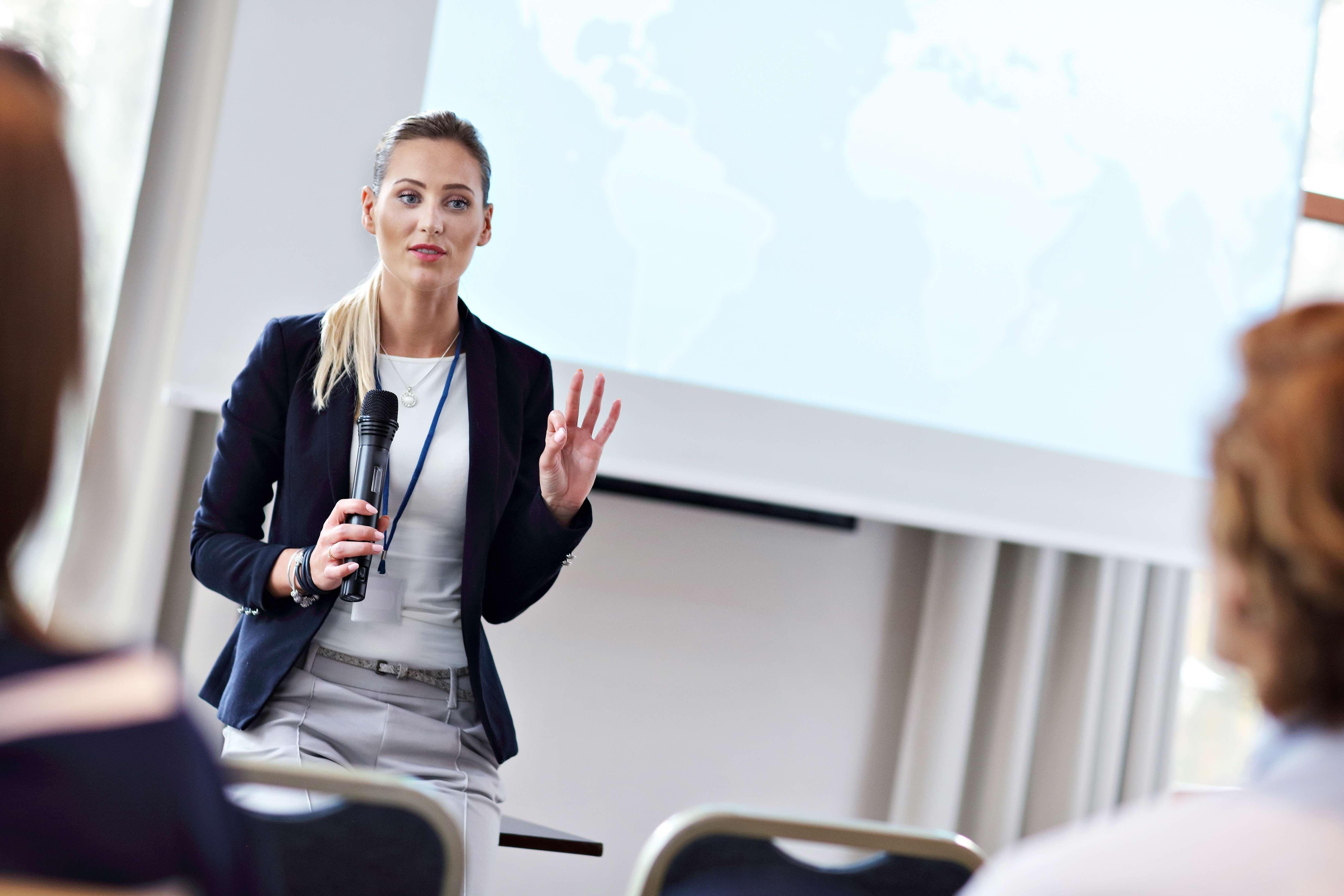 Voco Dubai By Ihg Hotel Exterior photo A business woman presenting