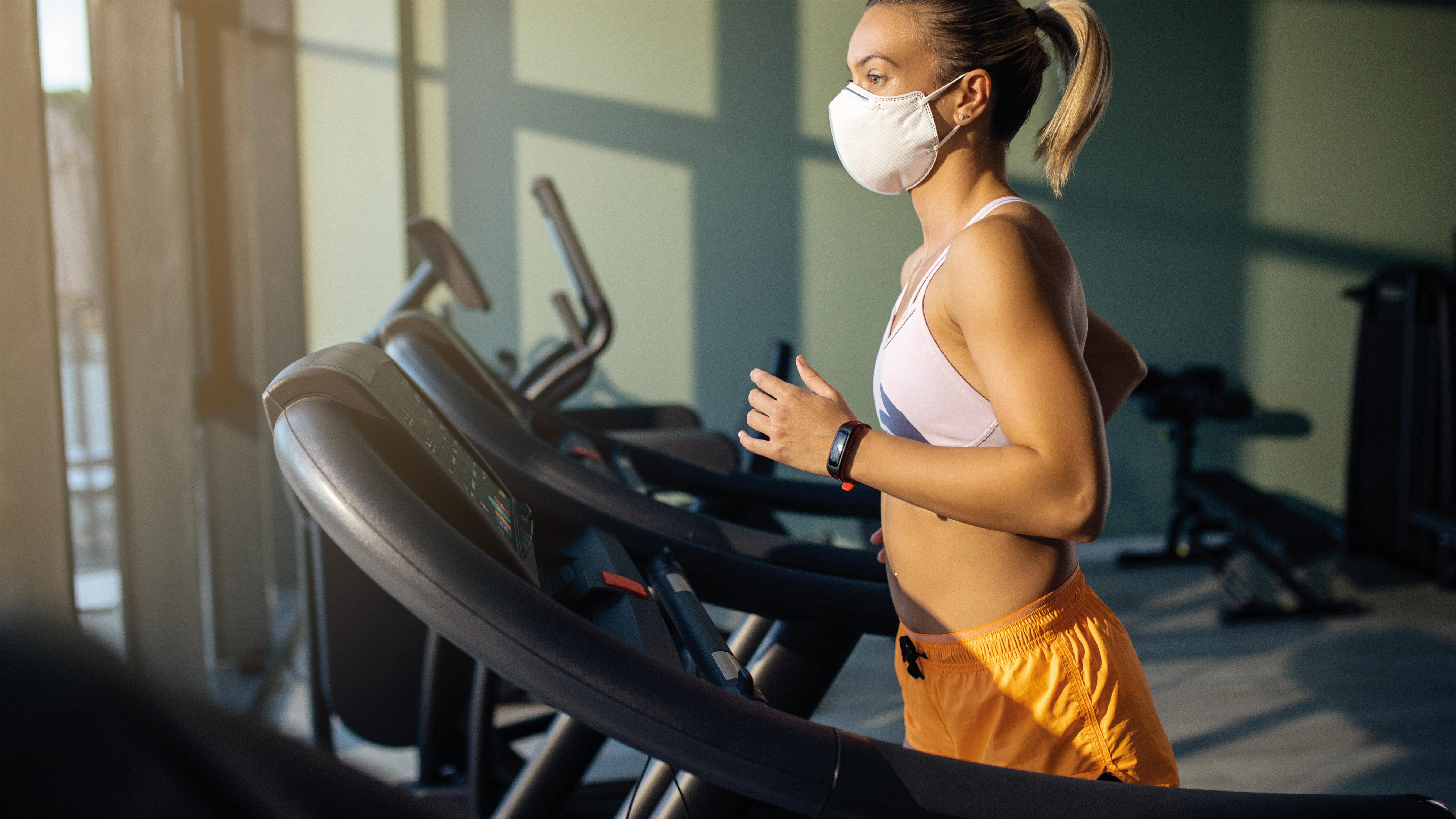 Voco Dubai By Ihg Hotel Exterior photo A woman wearing a face mask while exercising on a treadmill