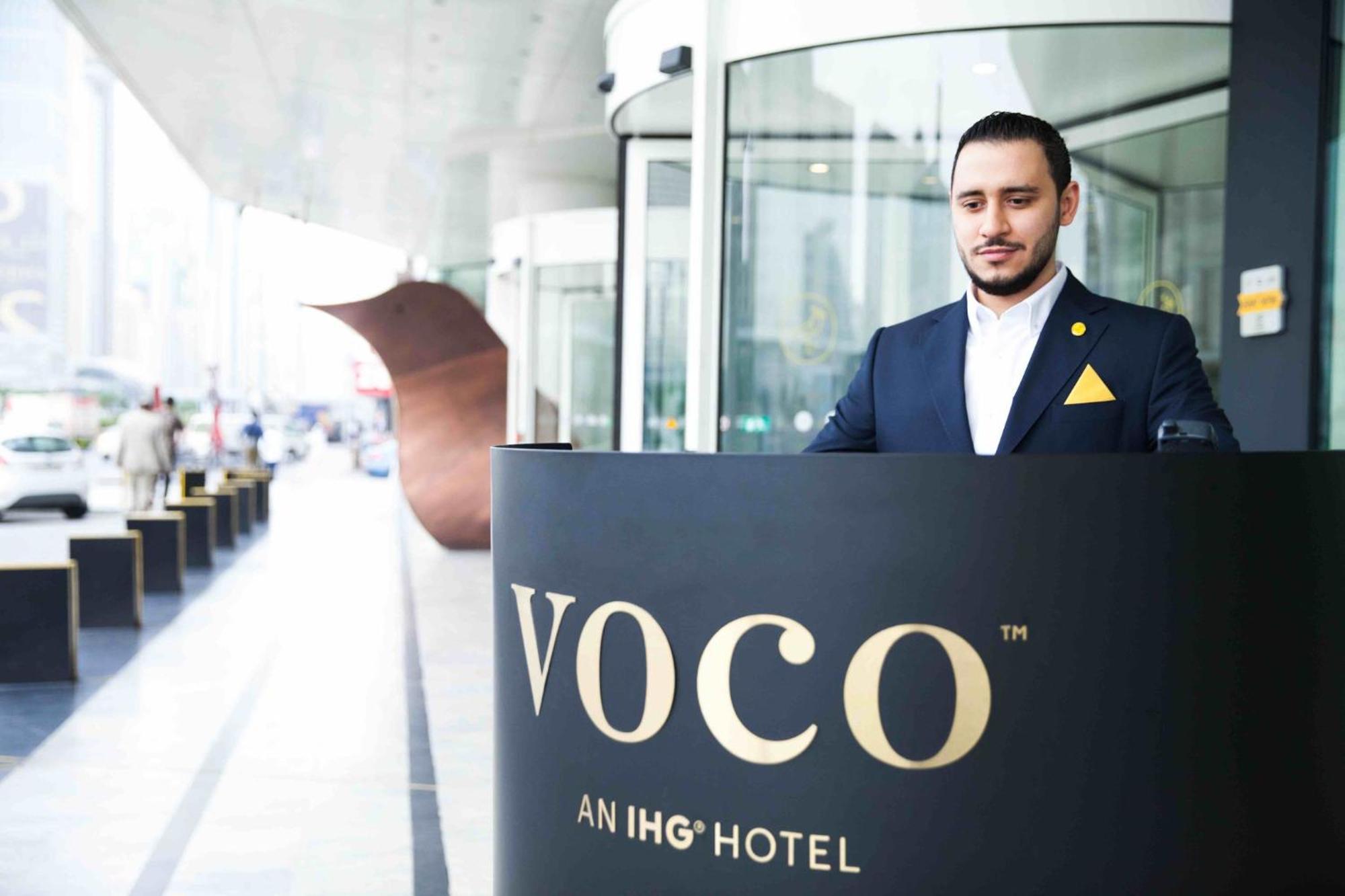 Voco Dubai, An Ihg Hotel Exterior photo A hotel receptionist at the Voco An Ihg Hotel in Dubai